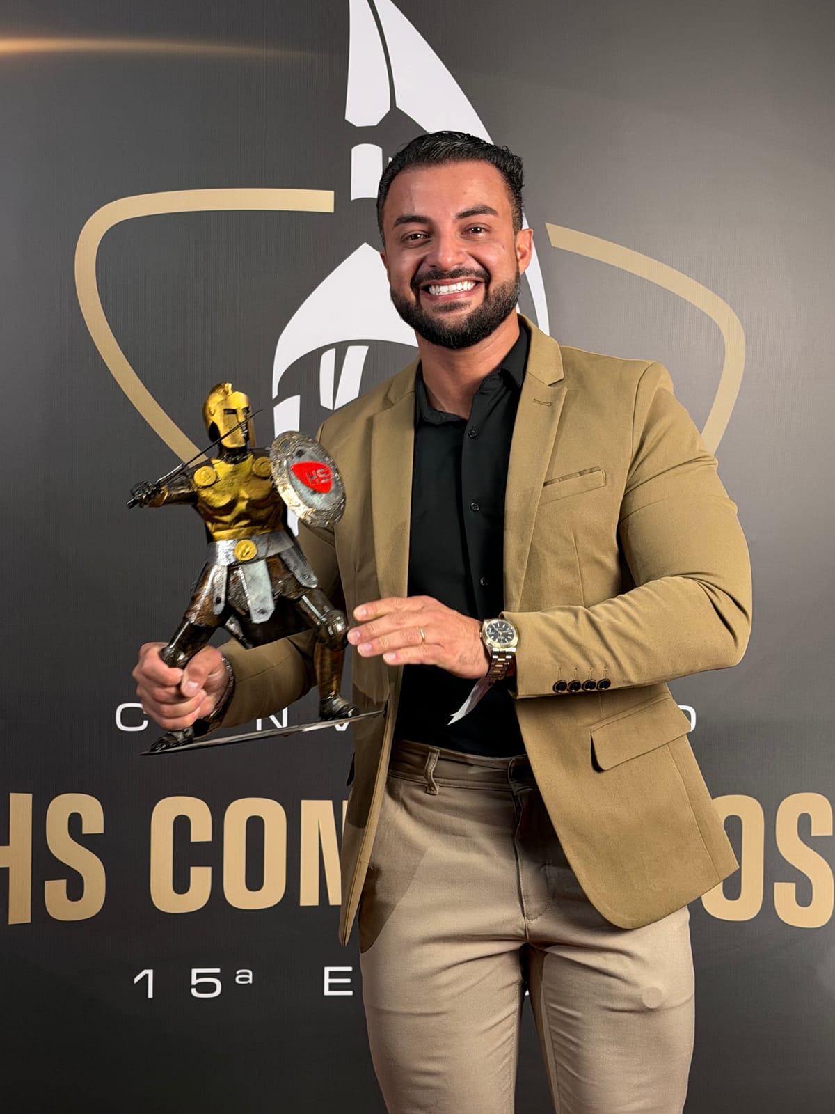 Thiago Cruvinel segurando o troféu de Top 1 da HS Consórcios